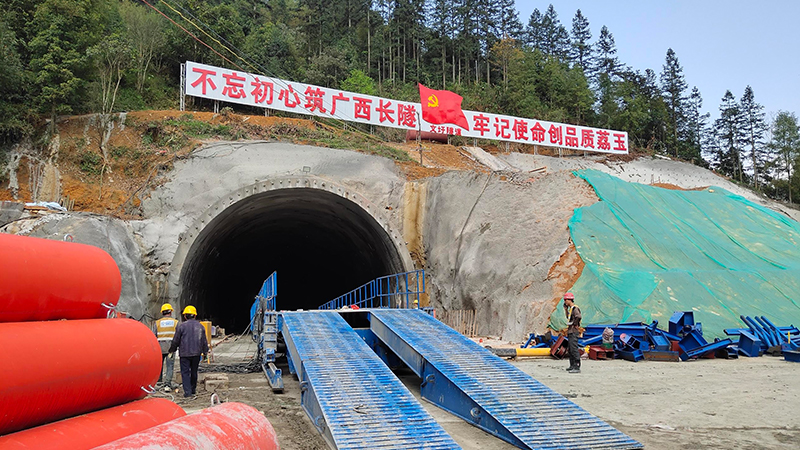 藍(lán)海智裝LTYQ12B移動(dòng)棧橋助力廣西長隧文圩隧道建設(shè)