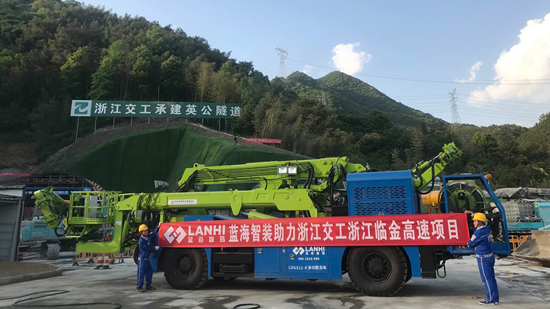 多功能拱架臺車助力浙江臨金高速項目